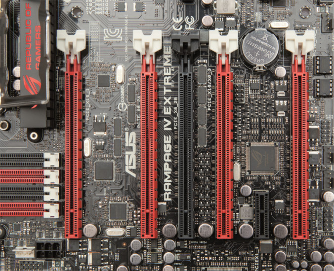 PCI Express: Die roten Steckplätze nach PCI Express 3.0 sind mit 16 Datenkanälen (Lanes) am Prozessor angebunden. Sie bieten damit die maximale Bandbreite für Grafikkarten