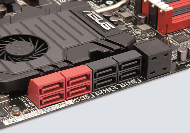 SATA-Schnittstelle: Bislang werden SSDs an SATA-III-Schnittstellen (rot) angeschlossen. Die schaffen aber höchstens 600 MByte/s und bremsen moderne SSDs aus