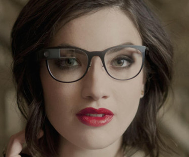 Samsung will sich mit einer eigenen Datenbrille auf dem Markt für Smart Wearables positionieren. Doch die Konkurrenz ist weit voraus: Google hat eine Glass-Kollektion für Brillenträger präsentiert.