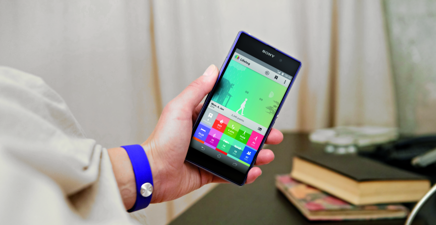 Ebenso wie das Jawbone wird auch Sonys Lösung namens SmartBand in vielen knalligen Farben erhältlich sein. Neben der Aufzeichnung der täglichen Aktivitäten meldet das Gerät auch eingehende Anrufe auf dem Smartphone mittels Vibration oder per LED.