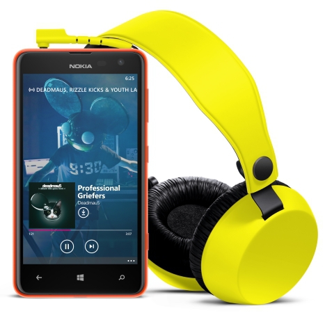 Nokia liefert mit "Coloud Boom" auch gleich die passenden Kopfhörer zum Lumia 625 -- kostenloser Music-Stream "Nokia Music" inklusive.