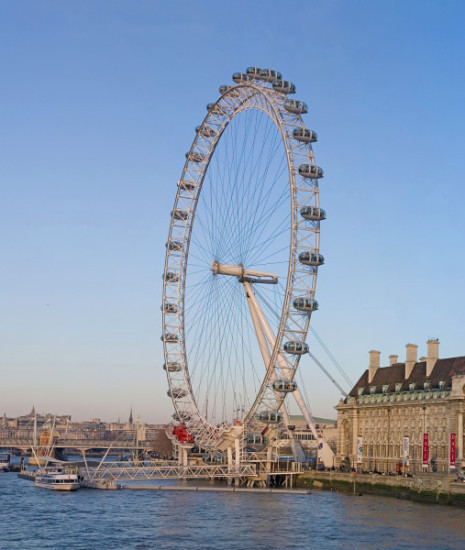 „Das Wahrzeichen Londons, das London Eye, brennt.“ Unwahrscheinlich, denn das derzeit höchste Riesenrad Europas ist aus Stahl.