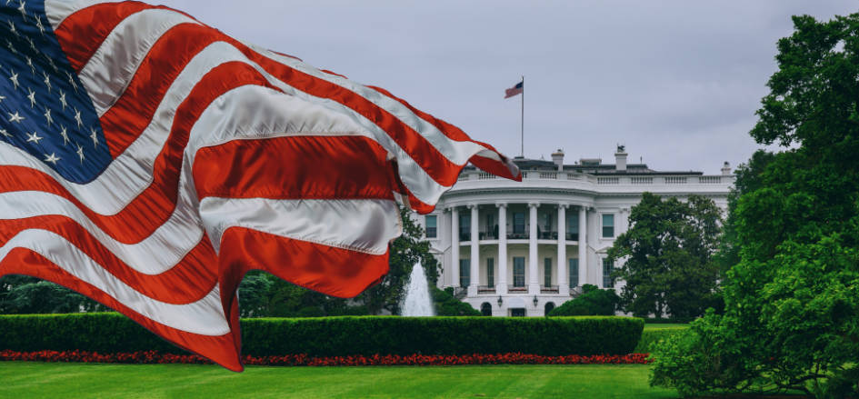 Das Weiße Haus und US-Flagge
