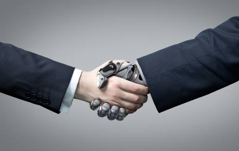 Mensch und Roboter schütteln die Hände