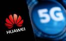 Huawei-Smartphone mit 5G-Logo im Hintergrund