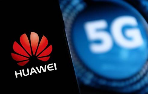 Huawei-Smartphone mit 5G-Logo im Hintergrund
