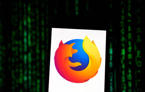 Firefox mit Code im Hintergrund