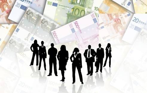 Personengruppe mit Geld im Hintergrund