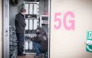 Techniker der Deutschen Telekom rüsten das Netz auf 5G auf