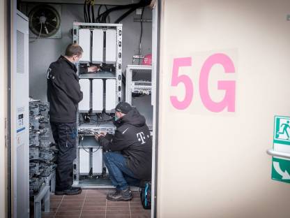 Techniker der Deutschen Telekom rüsten das Netz auf 5G auf