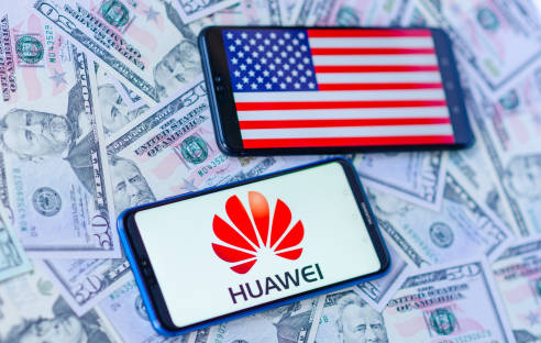 Huawei und US-Flagge auf Smartphone-Displays