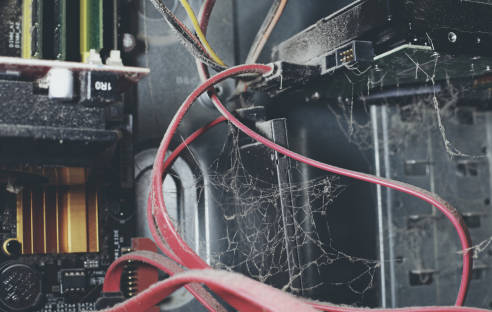 Server mit Spinnweben