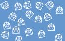 Zahlreiche weisse E-Mail-Icons auf blauem Hintergrund