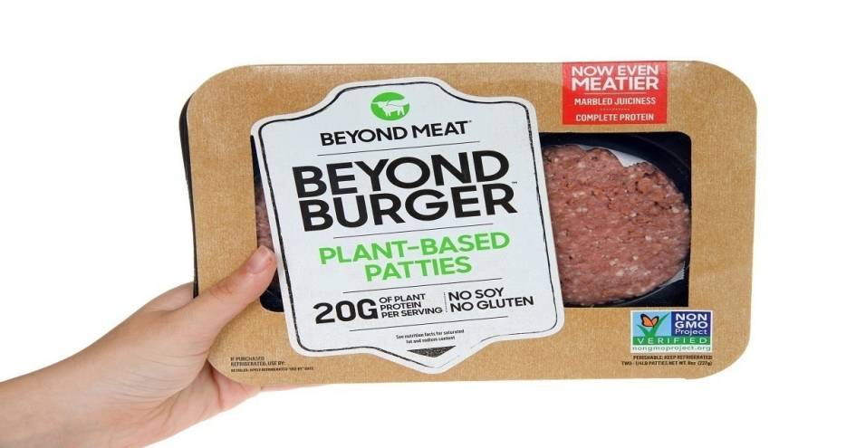Ein Beyond Meat-Produkt wird vor die Kamera gehalten