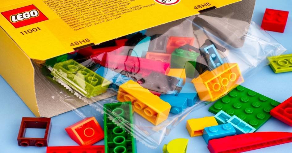 Geöffneter Lego Karton, Spielsteine liegen davor