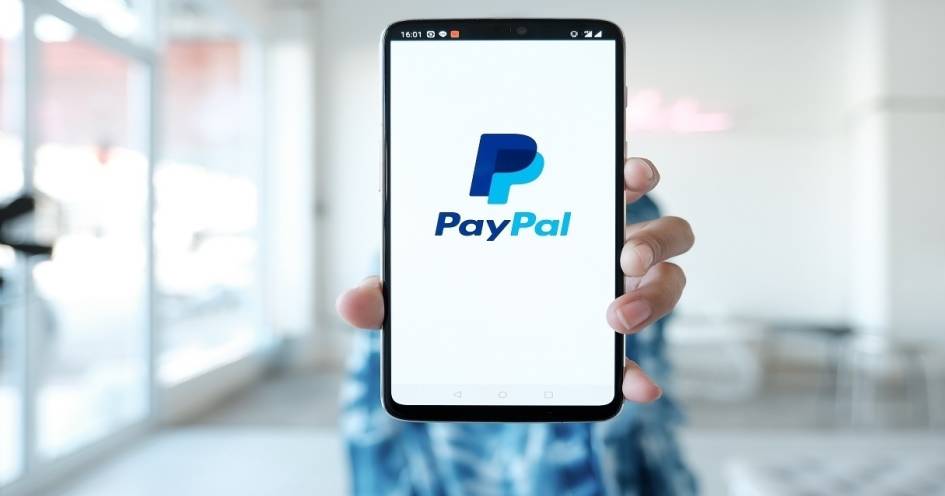 Ein Smartphone mit dem PayPal-Logo auf dem Bildschirm