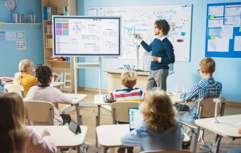 Lehrer unterrichtet mit digitalen Hilfsmitteln