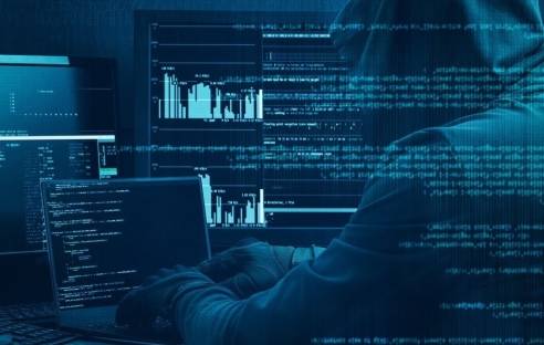 Hacker arbeitet an einem Code auf dunklem digitalen Hintergrund
