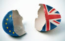 Zebrochene Eierschalen mit EU- und Großbritannien-Flagge