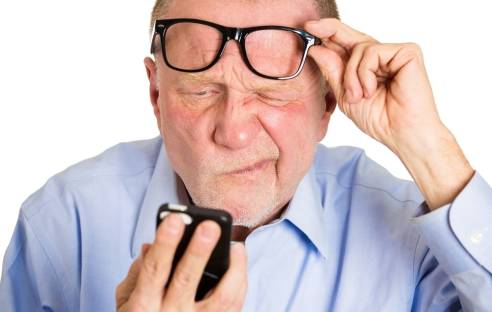 Senior hat Probleme mit der Bedienung seines Smartphones