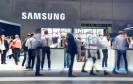 Besucher in einem Samsung-Messe-Pavillon