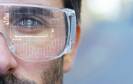 Mann mit Augmented-Reality-Brille 