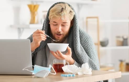 Mann mit Hausmitteln gegen Erkältung