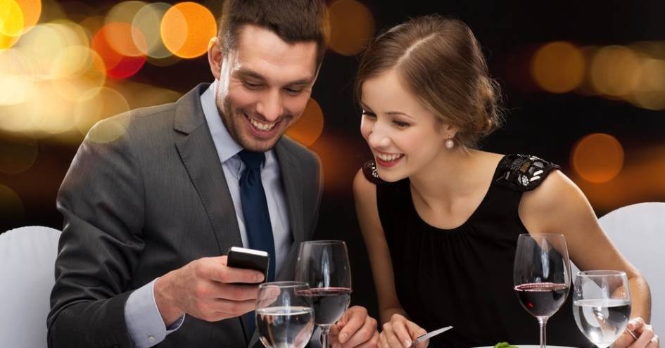 Restaurantbesucher mit Smartphone