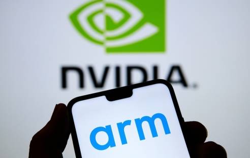 Arm-Logo auf Smartphone mit Nvidia-Logo im Hintergrund
