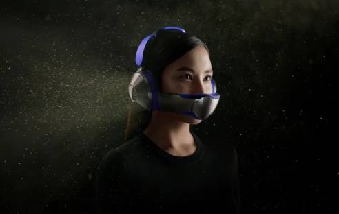 Eine Frau trägt das futuristische Dyson-Headset