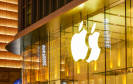Apple-Logo an einer gläsernen Hausfassade