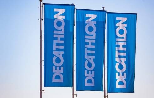 Smartphone mit Decathlon-Logo auf dem Display
