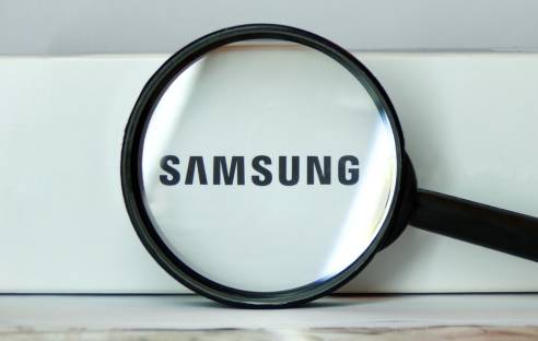 Samsung-Logo unter einer Lupe