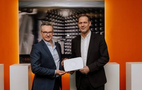 Jürgen Magull, Geschäftsführer der Breko Einkaufsgemeinschaft (li.), und Ralf Lueb, SVP Global Sales bei Gigaset, mit dem ONE X8100