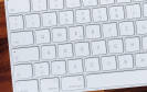 Das Foto zeigt den linken unteren Ausschnitt einer weissen Apple-Tastatur