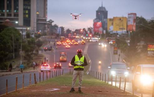 Eine Drohne überwacht in Nairobi den Verkehr