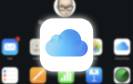 Vor einem unscharfen Hintergrund mit Symbolen steht das Symbol für Apples iCloud