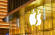 Leuchtendes Apple-Logo an einer gläsernen Gebäudefassade