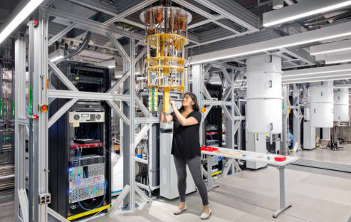 Wissenschaftlerin im IBM Quantum Lab