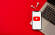 Symbolbild zeigt ein Smartphone mit einem YouTube-Logo, das auf einem aufgeklappten Notebook liegt