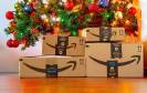 Amazon-Pakete unter Weihnachtsbaum