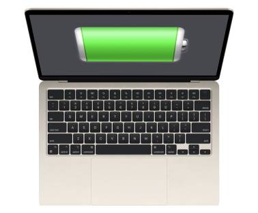 Ein geöffnetes MacBook Air aus der Vogelperspektive zeigt auf dem Display eine grüne Batterie
