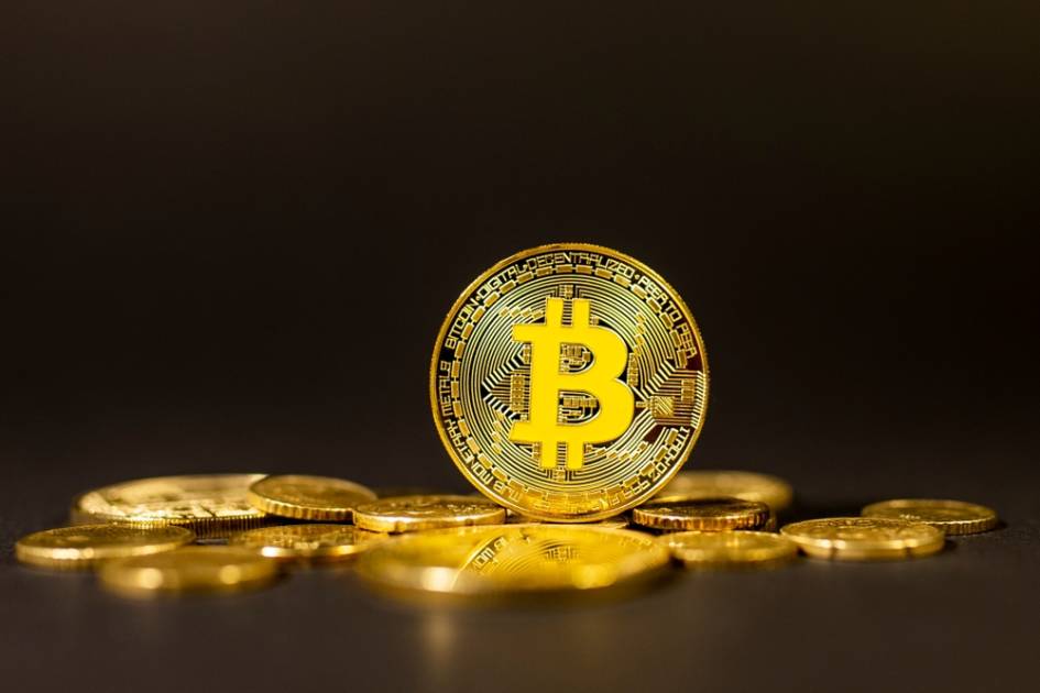 Physische Darstellung eines Bitcoins in Gold