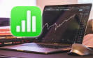 Ein MacBook im Hintergrund zeigt einen Aktien-Chart; im Vordergrund steht das Programmsymbol von «Numbers»