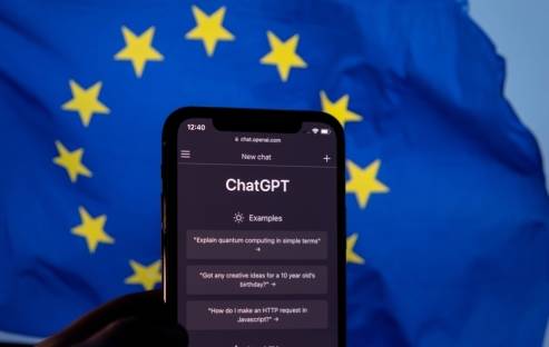 Smartphone mit ChatGPT vor Europa-Flagge