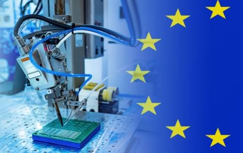 Chip-Produktion mit EU-Flagge im Hintergrund