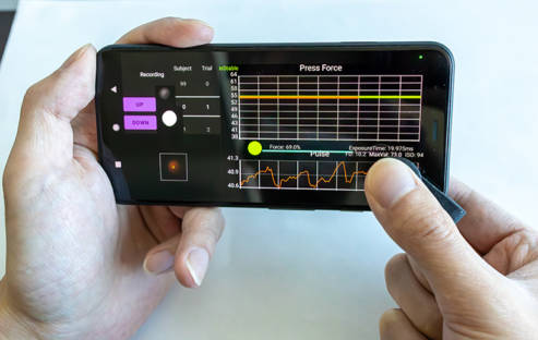 Mit dem neuen Aufsatz wird aus jedem Smartphone ein Blutdruckmessgerät