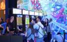 Besucher der Spielemesse Gamescom probieren neue Computerspiele direkt vor Ort aus.