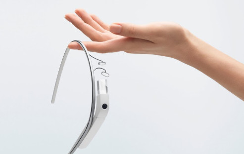 Jeder Besitzer ein Markenbotschafter - deshalb stellt Google jetzt Verhaltensregeln für Google-Glass-Nutzer auf. Das Unternehmen fordert die Träger auf, keine „Glassholes“ zu sein.