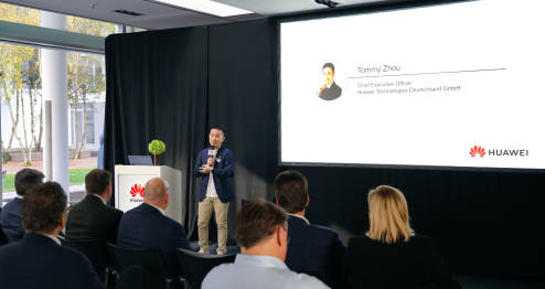Beim Kick-off in München stellte Tommy Zhou, CEO von Huawei Deutschland, das eKit vor